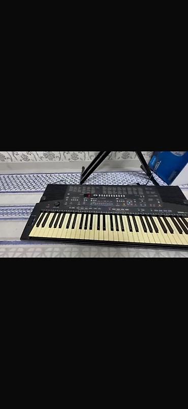 Синтезаторы: Синтезатор Yamaha PSR-410 - 61 полноразмерная клавиша - Встроенные — 4