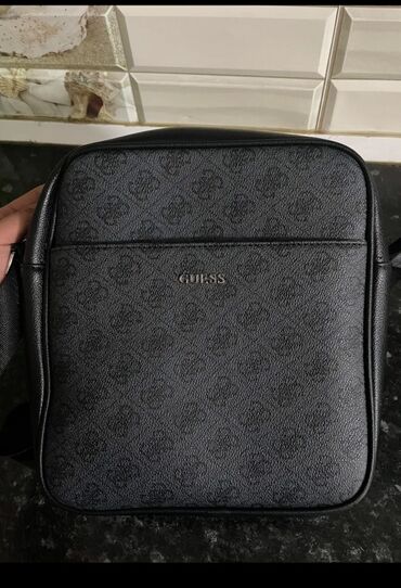 часы механические мужские наручные: Сумка через плечо Guess - Компактная мужская/унисекс сумка-кроссбоди