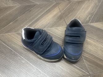 Детская обувь: Продаю детскую обувь б/у: ботинки Зимние, теплые. В хорошем состоянии — 9