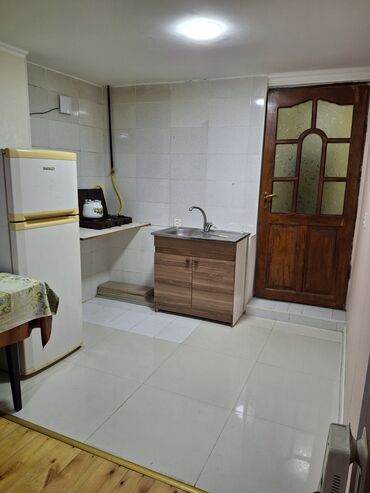 Uzunmüddətli kirayə mənzillər: Kirayə üçün 1 otaqlı studiya tipli mənzil. Xüsusiyyətlər: - Giriş — 6