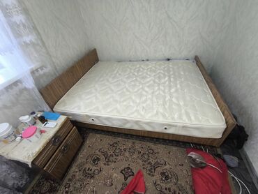 Двуспальные кровати: Кровать с матрасом и шифонер