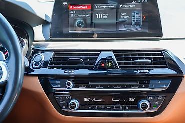 mini cooper satilir: BMW 5 Series sedan – qara metalik rəng, dinamiki və zərif dizayn — 9