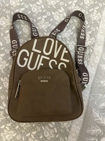 model maşınlar: “LOVE GUESS” yazısı və tənzimlənən Guess loqosu kəmərləri olan Guess