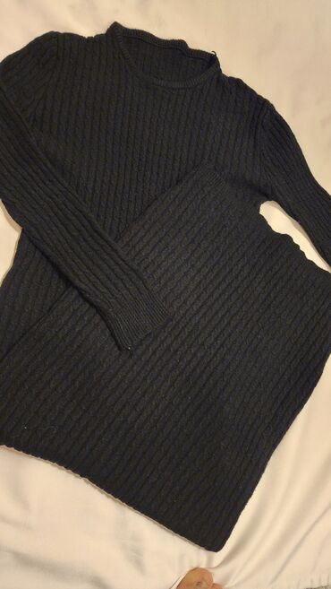 Dəstlər, kostyumlar: Qadınlar üçün iki hissəli trikotaj dəst: - Rəng: tünd göy/qaraya yaxın