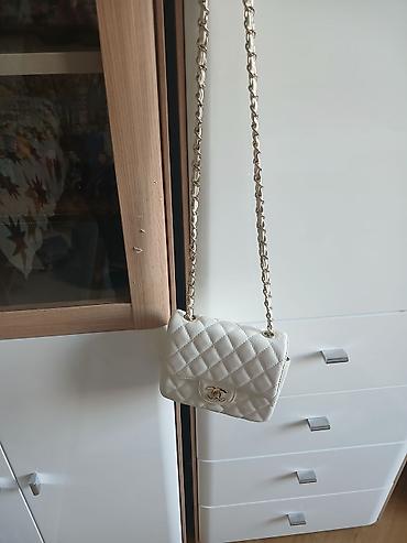 chanel mindjuse: - Ağ rəngli zəncirli çiyin çantası: kvadrat tikişli (quilted) faktura — 1
