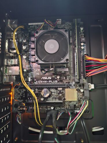 Desktop računari i radne stanice: Lenovo desktop računar u tamnosivoj boji, opremljen Intel procesorom i — 6