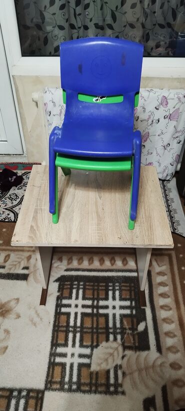 Детские столы и стулья: Срочно продается детский стол и стулчики от 2-7 лет. Цена в комплекте