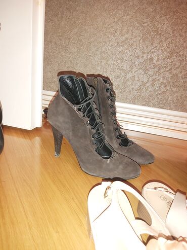 Basanoşka və səndəllər: Ölçü: 39, rəng - Bej, Yeni — 16