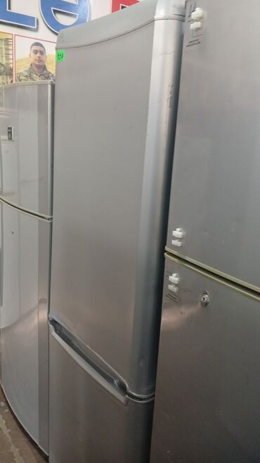 Mətbəx kombaynları və doğrayıcıları: Gümüş rəngdə ikiqapılı soyuducu - Alt hissədə dondurucu, yuxarı