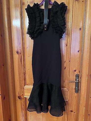 elegant furs: Qara gecə/libas - Rəng: klassik qara - Dizayn: bədənə oturan, dizdən — 1