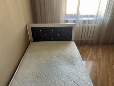 кровать металл: Односпальная кровать с мягким изголовьем, выполненная в контрастных