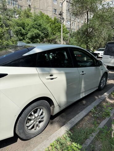 тойото приус: Белый хэтчбек Toyota Prius, оснащенный гибридным двигателем