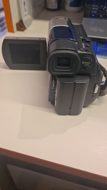 Videokameralar: JVC-nin istehsalı olan rəqəmsal video kamera. Yığcam dizaynı ilə