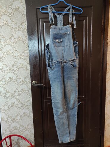 женская джинсовая одежда больших размеров: Продается комбинезон для беременных. Размер 42-44. Одевали пару раз