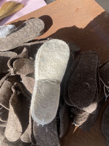 обувь зимние: Продаю войлочные стельки разных размеров по 30 сом пара