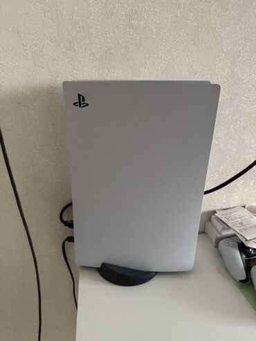 купить игровые наушники с микрофоном: Игровая консоль Sony PlayStation 5 в белом корпусе, дополненная двумя