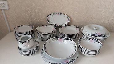 Посуда: Набор керамических обеденных тарелок, состоящий из одной овальной — 7