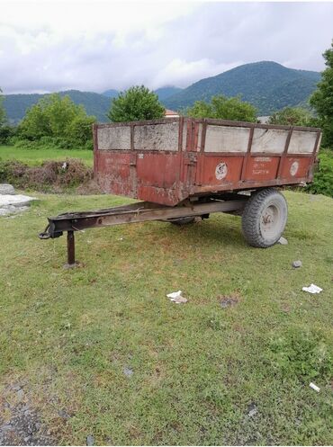Qoşqular: Qırmızı rəngdə, bir oxlu qoşqu. Kənd təsərrüfatı və ya bağ işləri üçün