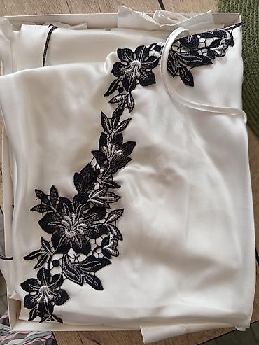 paltarı: NBB Lingerie 3988 – Atlas ev geyimi dəsti - Rəng: ağ, qara güllü — 2