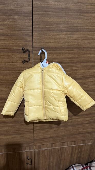 Dəstlər: Uşaq geyim dəsti – 2 üst geyim 1) Sarı puffer gödəkçə - Rəng: açıq