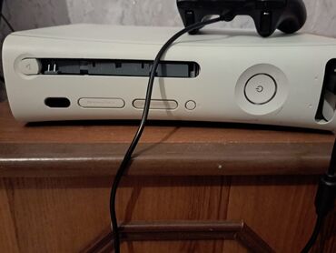 Казаны: Xbox 360 oyun konsolu + kabelli idarəetmə pulti Xüsusiyyətlər: -