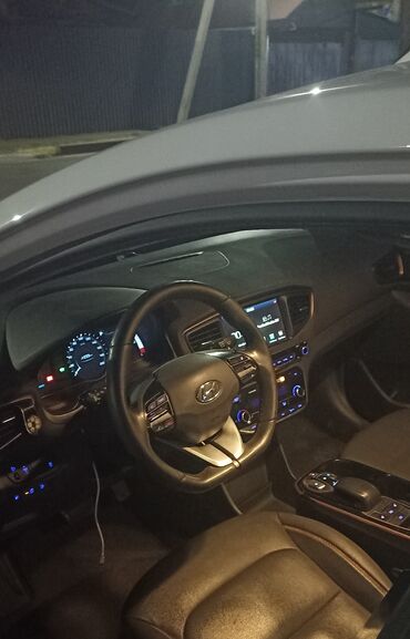 дом на колесах авто: Просторный салон автомобиля Hyundai Ioniq с удобными сиденьями. Черный