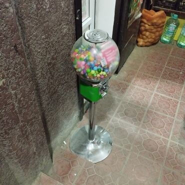 клубника в шоколаде: Торговый автомат на стойке для жевательных шариков/капсул/ мячей