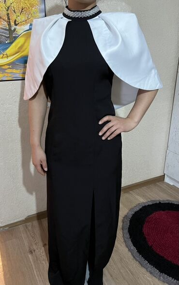 длинное красное платье с разрезом: Элегантное вечернее платье в черно-белой гамме. Размер 42 - Фасон