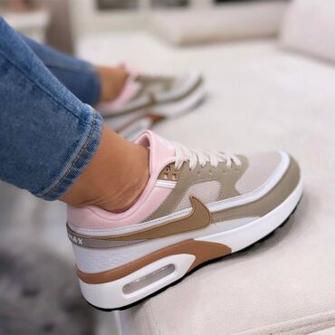 Patike: Nike air max 2 patike

Novo
Brojevi 36 do 41

fb Moja Kupovina 1 — 11