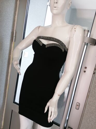 Ženska odeća: Savršena nova top haljina
Vel S
Uvoz Francuska