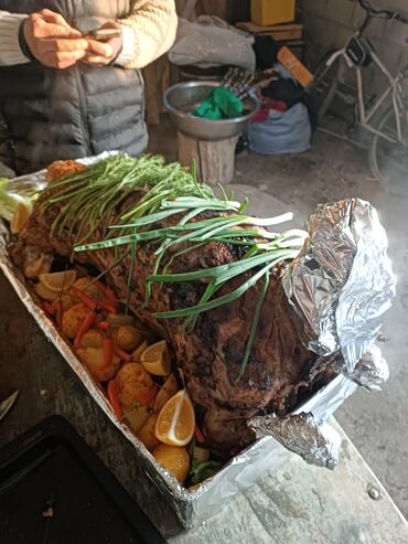 Готовые блюда, кулинария: Целая запеченная тушка (предположительно ягненка/барашка) на большом — 5