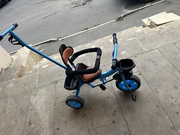 siniy traktor oyuncaq: Uşaq üçtəkərli tutacaqlı, yumşaq oturacaqlı velosiped – cox az surulub — 1