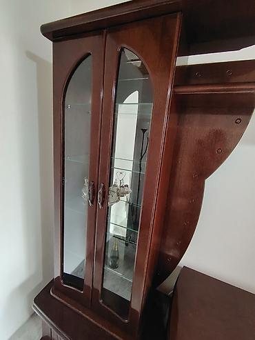 Stilske vitrine: Elegantna dnevna soba – vitrina/TV komoda od punog drveta u tamnom — 6