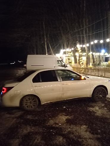 LDV: Ağ rəngli sedan avtomobil Xüsusiyyətlər: - Geniş və rahat 4 qapılı — 4