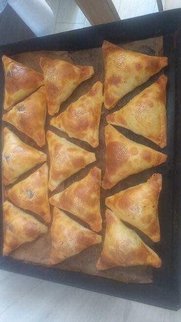 купить коробки для пиццы: Свежеприготовленные треугольные пирожки, выпеченные до золотистой