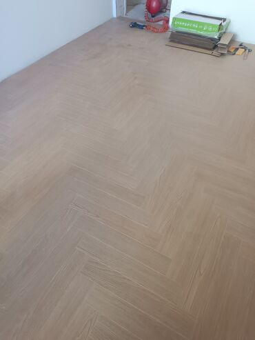 Döşəmə işləri: Laminat ustası her bir nov laminatlarin vurulmasi bilintuslarin — 15