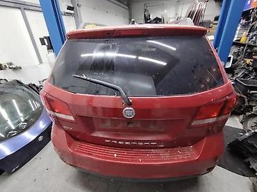 auto placevi beograd: Fiat Freemont gepek vrata-peta vrata crvena. Fiat Freemont gepek — 2