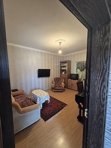 Həyət evləri və villaların satışı: 1 mərtəbəli həyət evi - Geniş daş döşəməli həyət, pilləkənlə eyvana — 2