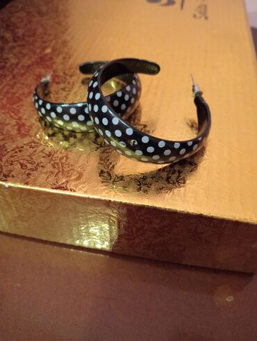 Bilərziklər: 2 manat qolbaq sırğa boyunbağı 
ünvan Bakı sağlamlıq mərkəzi — 5