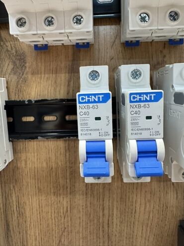 электроный часы: Автоматический выключатель CHNT NXB-63 C40 предназначен для защиты