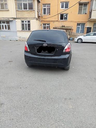 Kia: Kia Rio – hetçbek, qara rəng Xüsusiyyətlər: - Kuzov: 5 qapılı — 3