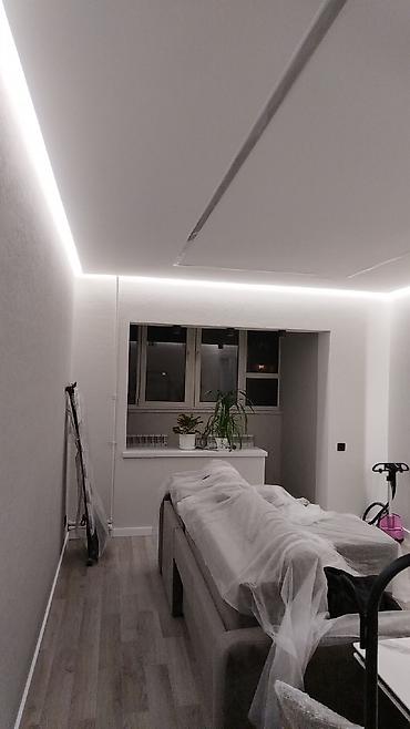 plastik qapi gence: LED xətləri və gizli işıqlandırma ilə alçıpan tavan və divar dizaynı — 5