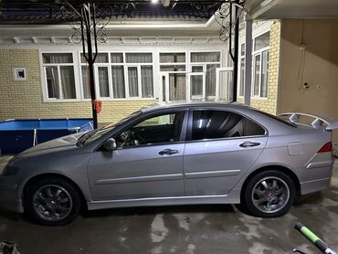 запчасти на автомобили: Серебристый седан Honda Accord, оснащенный спойлером и литыми дисками