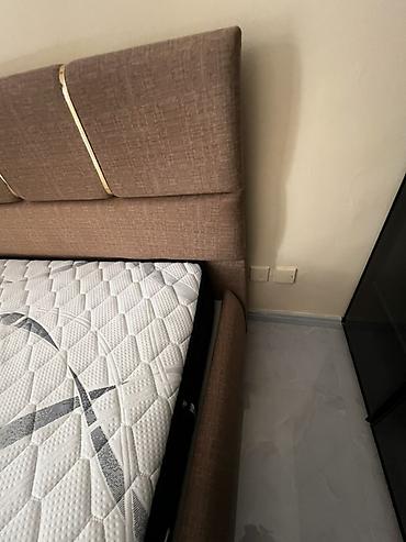 Ev üçün mebel: Yataq dəsti – yumşaq başlıq və yanları ilə müasir dizayn - Ölçü — 2