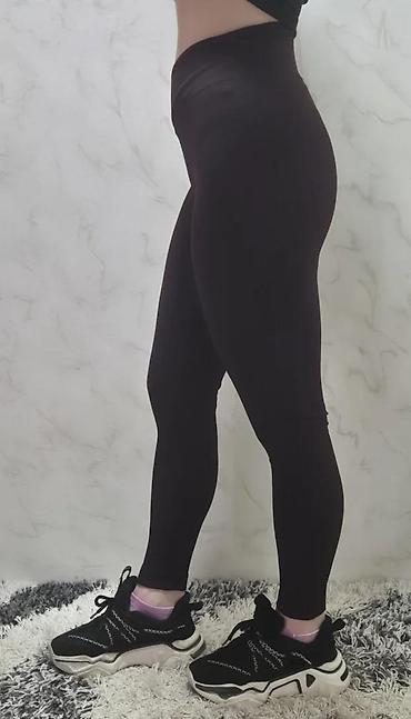 Helanke, biciklistički šortsevi: Ženske helanke tamne boje sa rebrastom teksturom. Karakteriše ih visok — 5