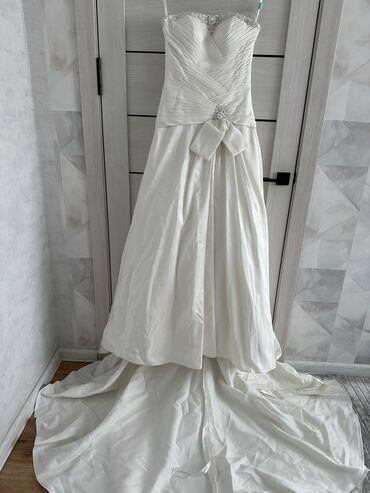 атласное платье со шлейфом: Атласное свадебное платье со шлейфом🤩 В идеальном состоянии, после
