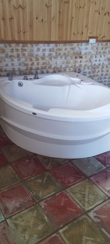 Duş üçün kranlar: Künc tipli hidromassaj vannası (jacuzzi) - Forma: üçbucaq/künc