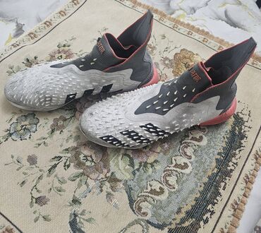 Бутсы: Футбольные бутсы Adidas Predator Freak. Серые с черными и белыми