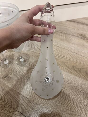 Digər içki üçün qablar: Bokal dəsti. Yenidir. 6 bokal, 1 vaza, 2 mürəbbə qabı, 1 grafin, 2 — 12