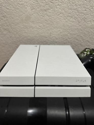 fold 3: Sony ps 4 + 3 игры + два джойстика. Почти новое, на гарантии. Два — 5